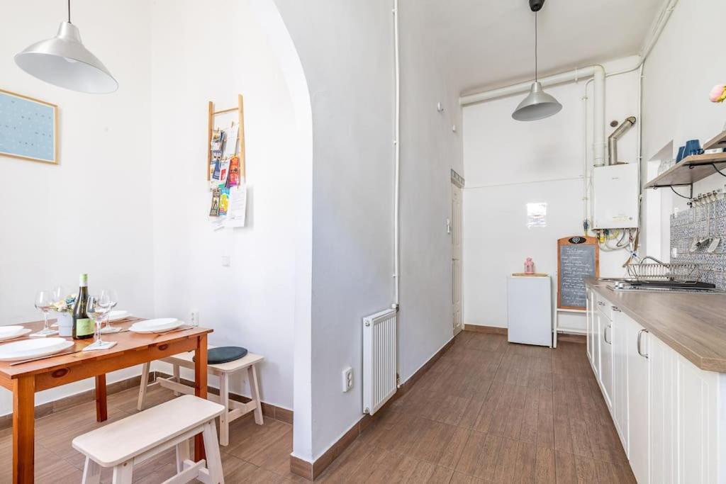 Peace Oasis In The Pulsing Apartment